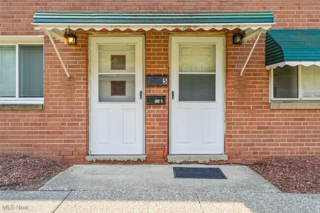 Building Photo - 215 Dalepark Dr