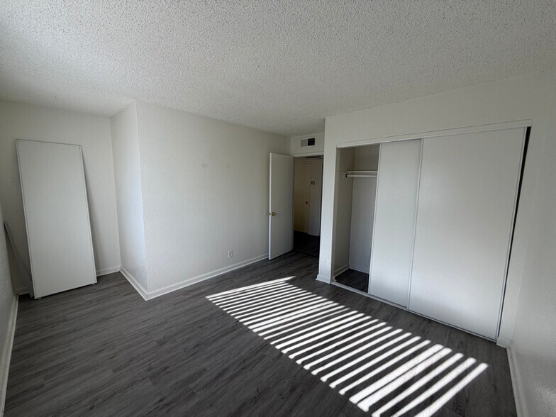 Building Photo - 43711 Challenger Way