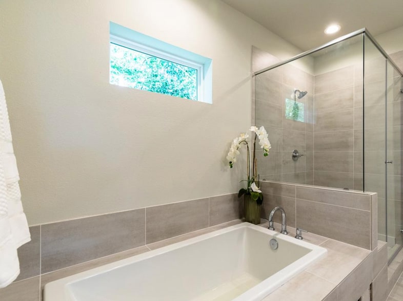 Large soaking tub and freestanding shower in Master Bath - 838 Fisher St