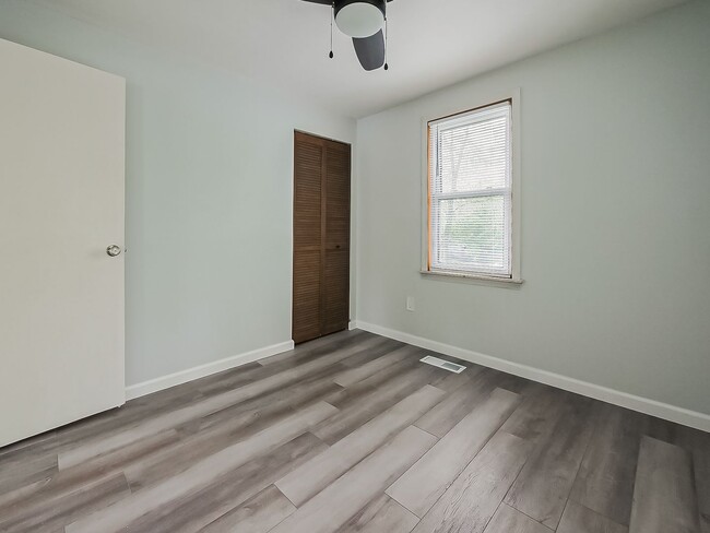 Building Photo - Welcome to this beautiful 2 bedroom, 1 bat...
