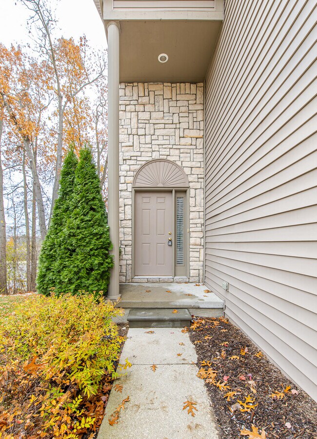 Building Photo - 324 Stratford Ln