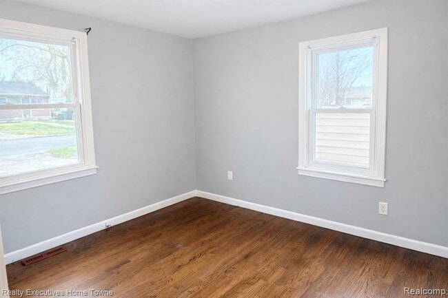 Building Photo - 1381 E Chesterfield St