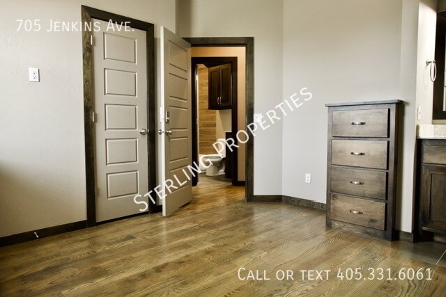 Building Photo - 705 S Jenkins Ave