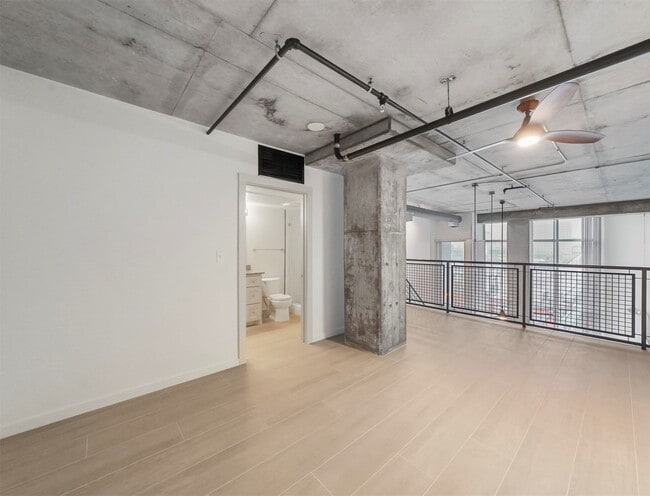 Building Photo - 2000 Bagby St