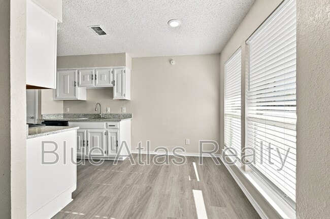 Building Photo - 8133 Foxfire Ln