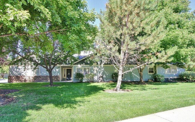 Building Photo - Immaculate Single-Level Townhouse