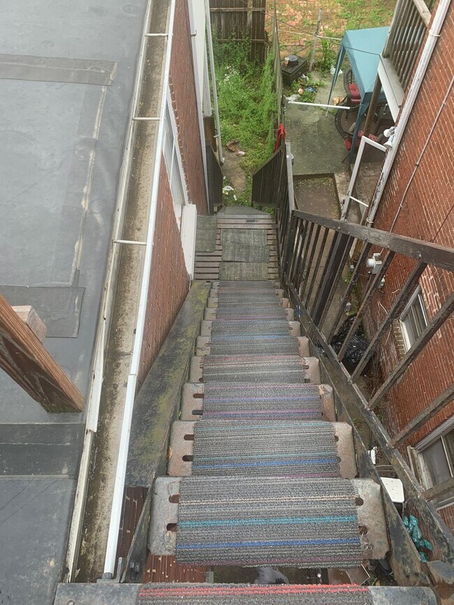 Building Photo - Spacious 3rd floor efficiency York City