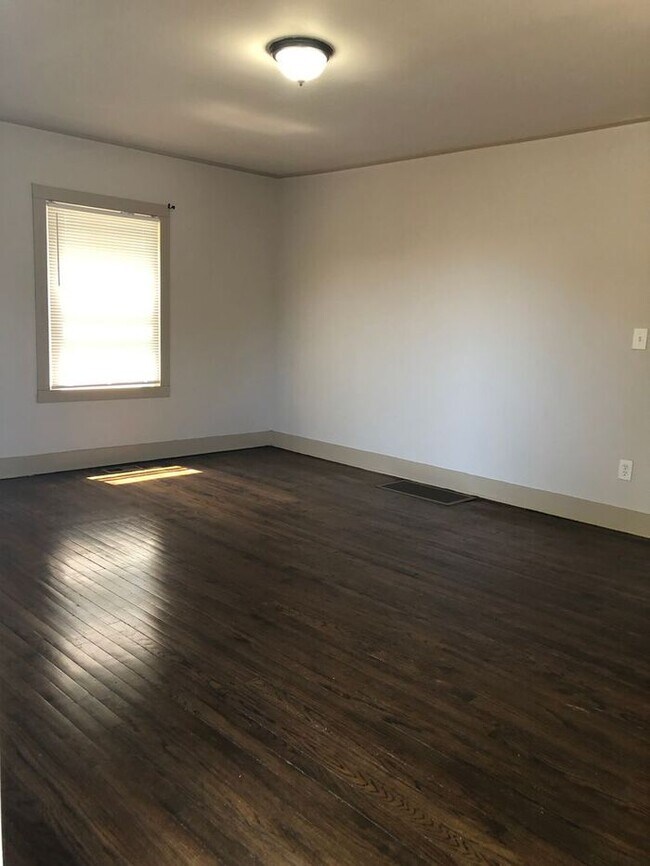 Building Photo - 526 Tompkins St