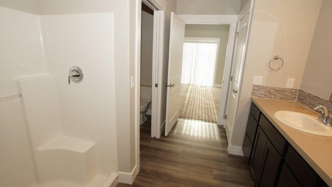 Building Photo - Don't Miss Out On This Five Mile Area 3 Be...