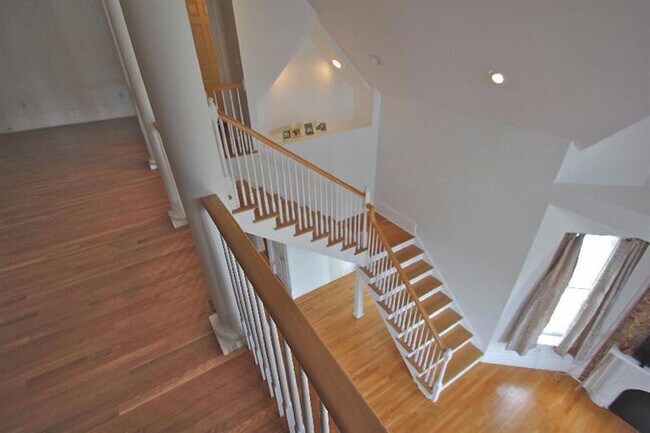 Building Photo - 275 S Limestone