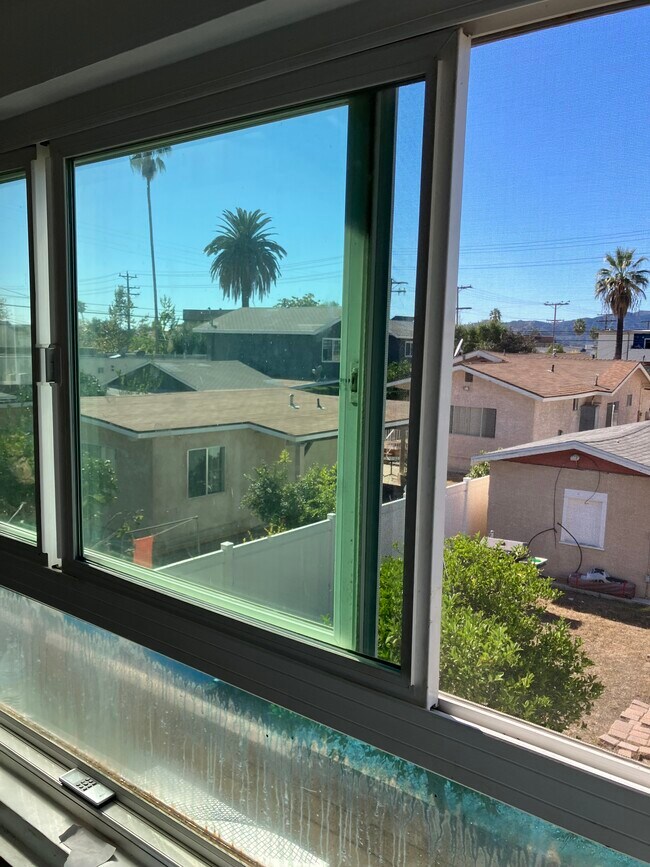 Building Photo - 1116 E Elk Ave