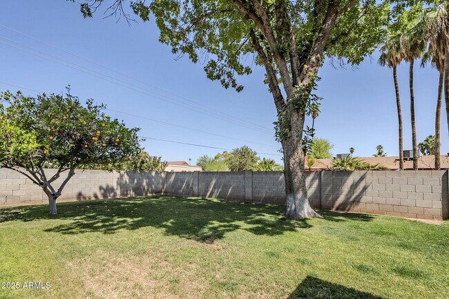 Building Photo - 1904 E Manhatton Dr