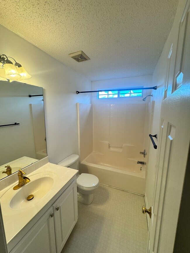 Building Photo - Single-family 3bd/2ba