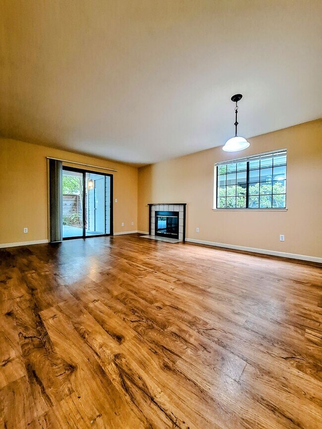 Building Photo - Refurbished Condo on 1st Floor With Laundry, Patio, Garage; Next to Pool!
