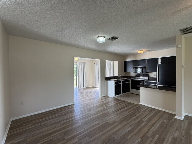Building Photo - "Charming 1-Bed Oasis in Warm Mineral Springs - Cozy Living with 909 Sq Ft of Comfort!"
