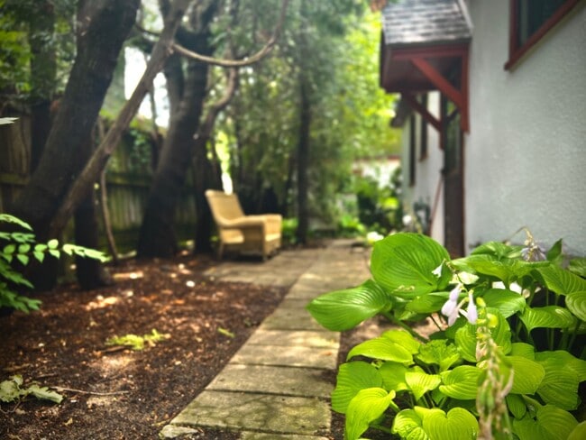 Building Photo - The Ideal TC Downtown Retreat