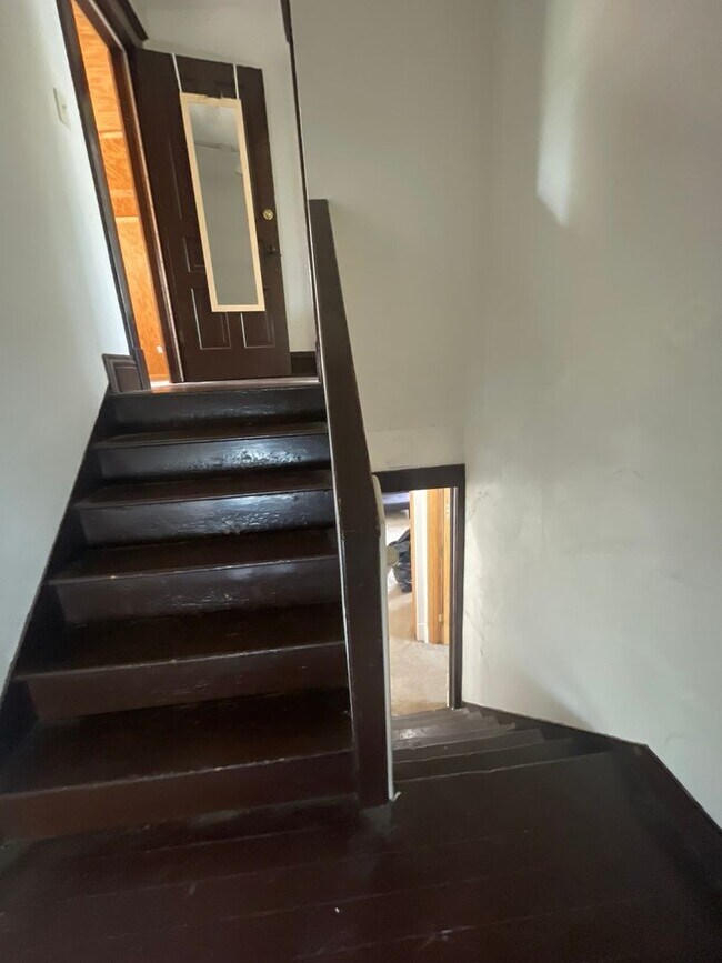 Building Photo - 841 E University Ave