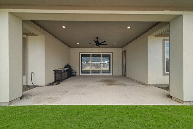 Building Photo - 9527 Sanger Wy