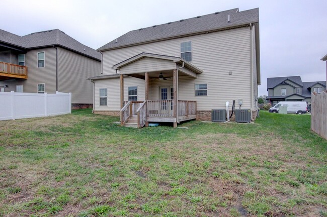 Building Photo - Spacious 4 bed 2.5 bath Clean with Fresh P...