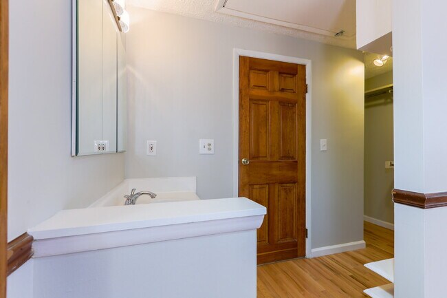 Building Photo - Bright and Spacious Townhome Living Near Reston
