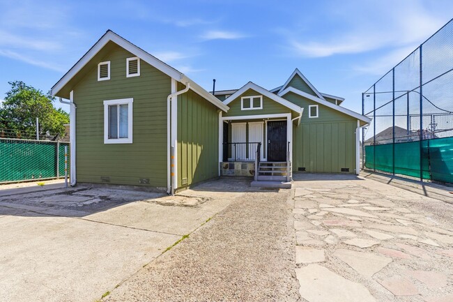 Building Photo - Newly Remodeled 4-Bedroom Oakland Duplex with Gated Parking