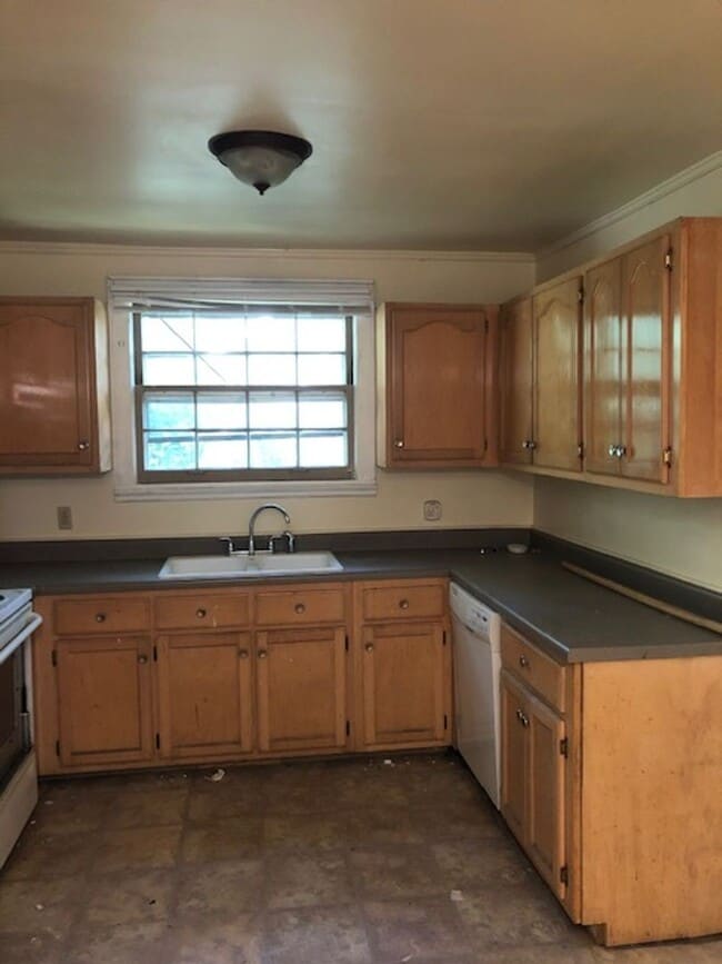 Building Photo - Charming 4 Bed/ 2 Bath Home in Madison, Available Now