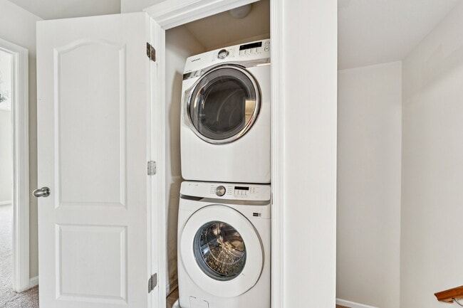 Building Photo - Charming town home located in a quiet, tree-lined community Field stone!