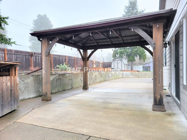 Building Photo - Single Level 3 BD | 2 BA w/ Backyard + Cov...