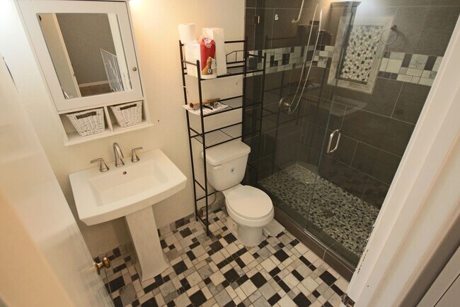 Building Photo - Large spacious 2 Bedroom in UTC