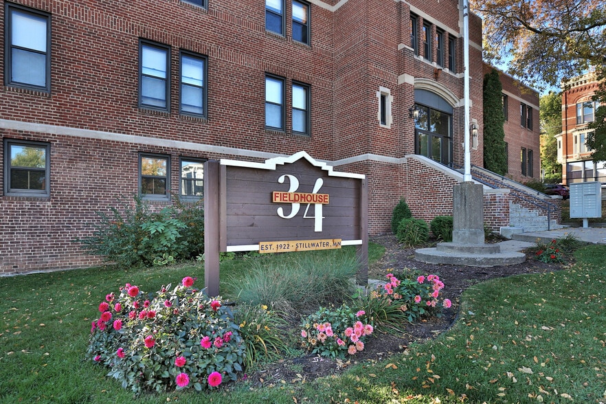 Building Photo - 107 Chestnut St E