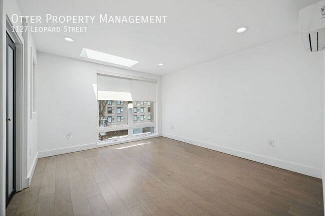 Building Photo - 1127 Leopard St