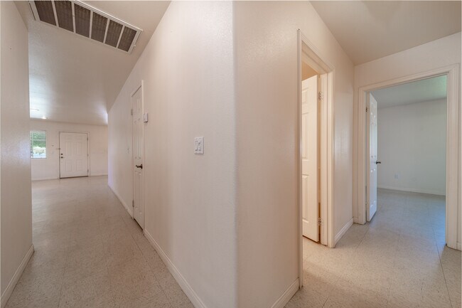 Building Photo - 730 Pine Ave