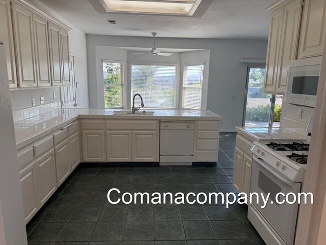 Building Photo - Gorgeous, spacious 3BR/2BA w views, yard, ...