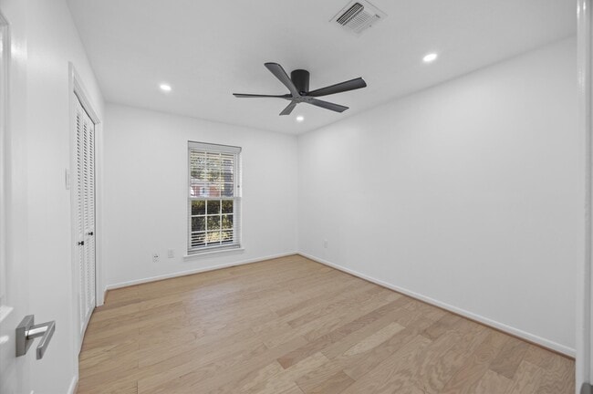 Building Photo - 25 Little John Ln