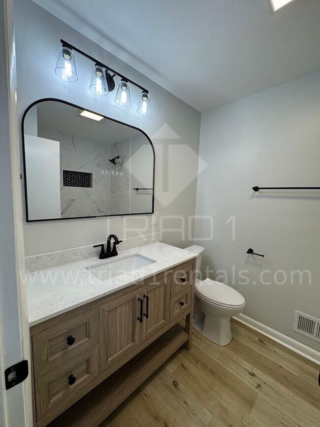 Building Photo - 2205 Hathaway Dr