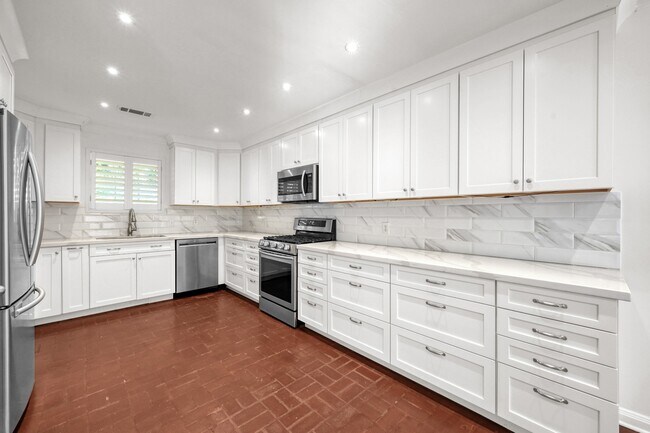 Building Photo - 26926 Maplewood Dr