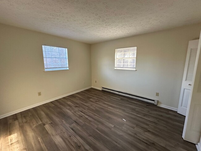 Building Photo - Split Foyer home off Old Forest Road