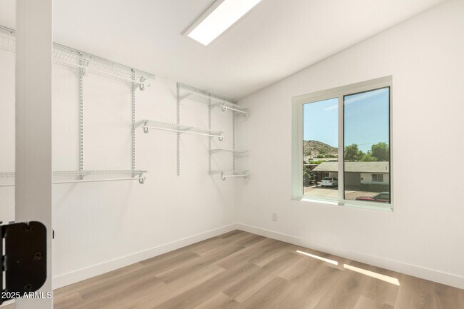 Building Photo - 2210 E Everett Dr