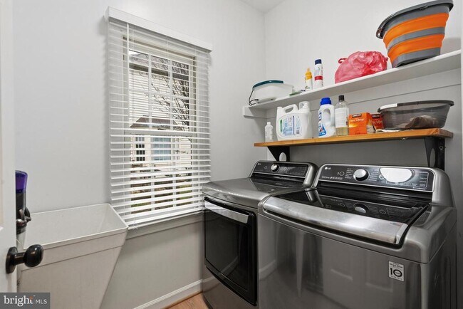 Building Photo - 4924 Berkshire Woods Dr