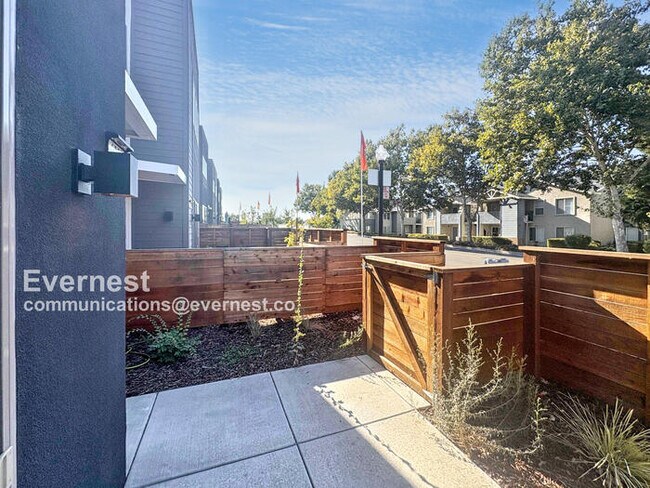 Building Photo - 6117 Bridgecross Dr
