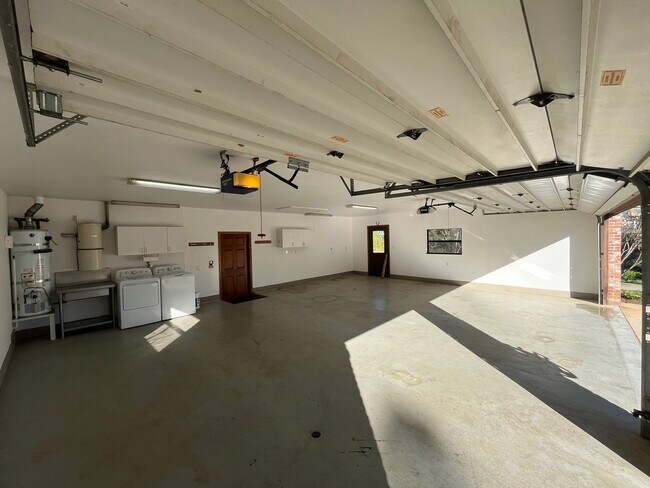 Building Photo - 18655 Oak Ridge Ln