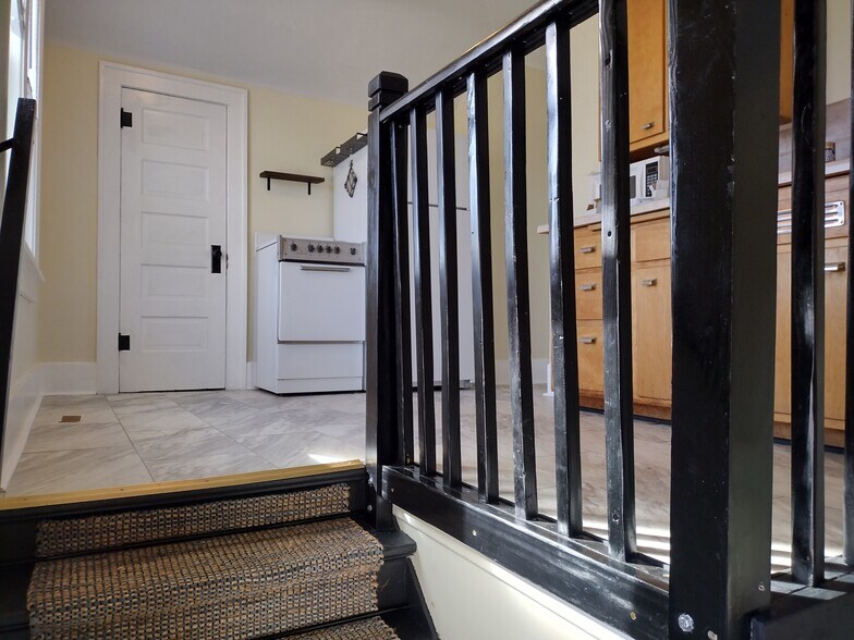 Building Photo - 216 E 2nd St