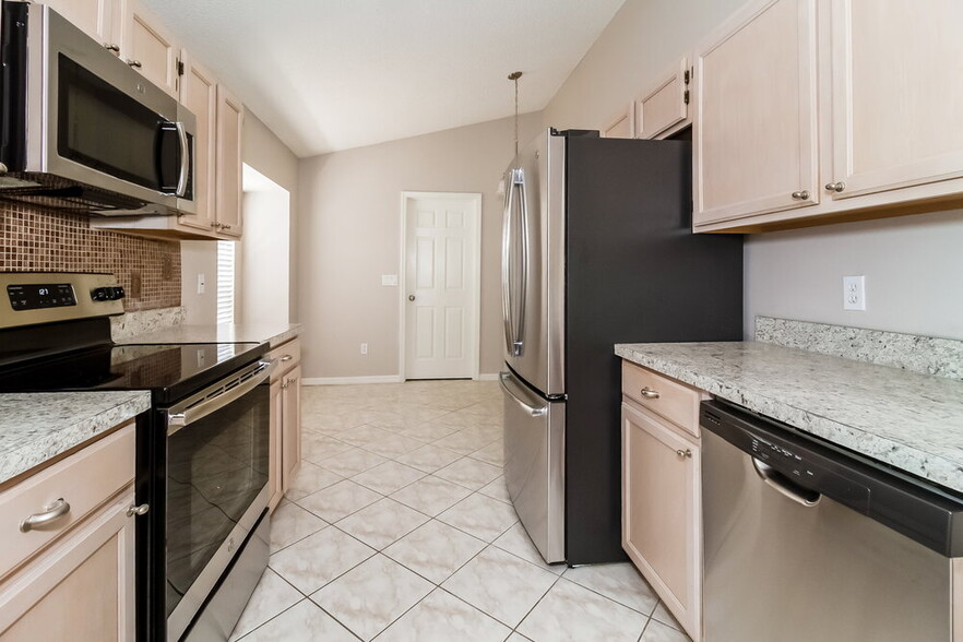 Building Photo - 996 Maple Ct