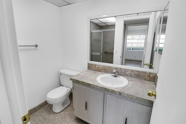 Building Photo - 580 Normandy Ln