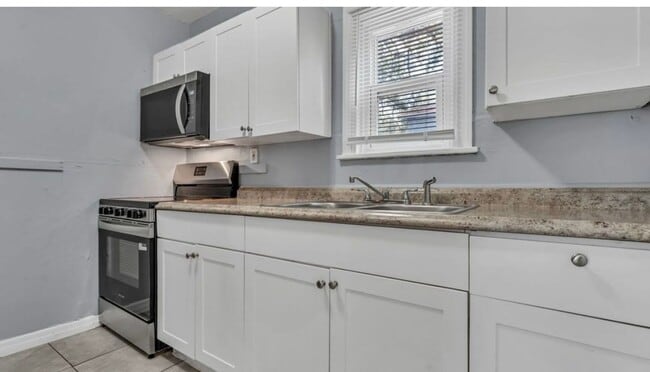 Building Photo - 3060 21st Ave S