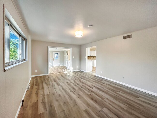 Building Photo - $0 DEPOSIT OPTION. 4 BED 3 BATH IN HAMPDEN HEIGHTS!