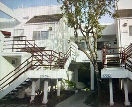 Building Photo - Ground Floor 2bed Condo w/ a View!