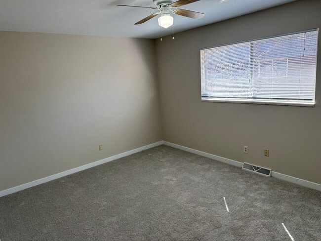 Building Photo - Spacious 2-bed, 1.5-bath Townhouse-Delivers Comfort & Convenience