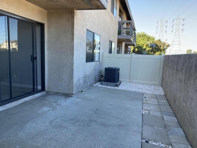 Building Photo - 13942 Iowa St