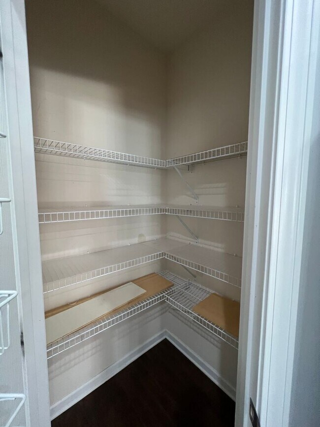 Building Photo - 4 Bedroom 3 Bath - Gorgeous Backyard in Le...